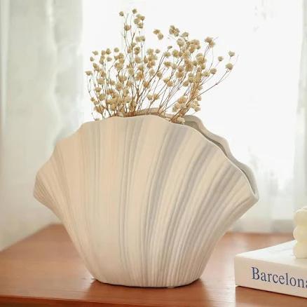 Beachcrest Home Shell-Shaped Ceramic Vase